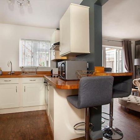 Three Bedroom House, Driveway, Bracknell Centre Extérieur photo