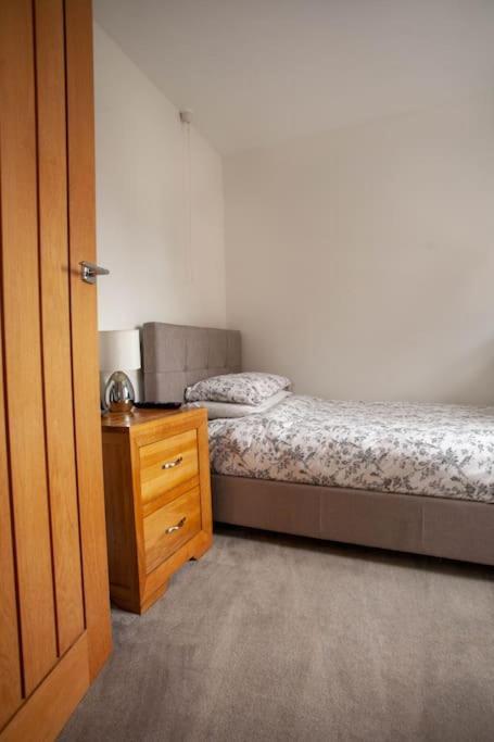 Three Bedroom House, Driveway, Bracknell Centre Extérieur photo