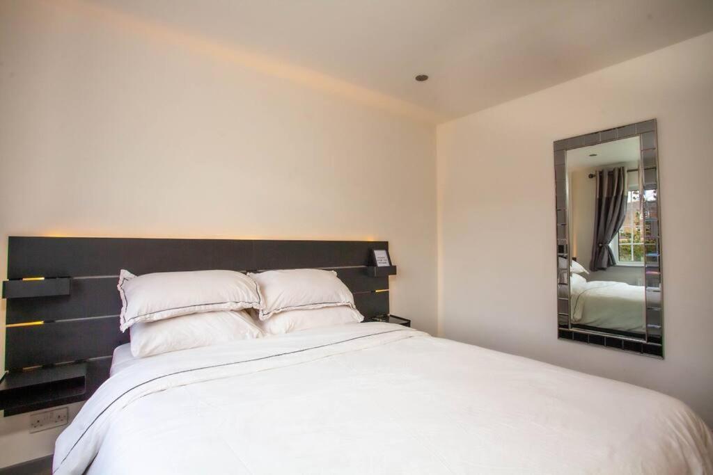 Three Bedroom House, Driveway, Bracknell Centre Extérieur photo