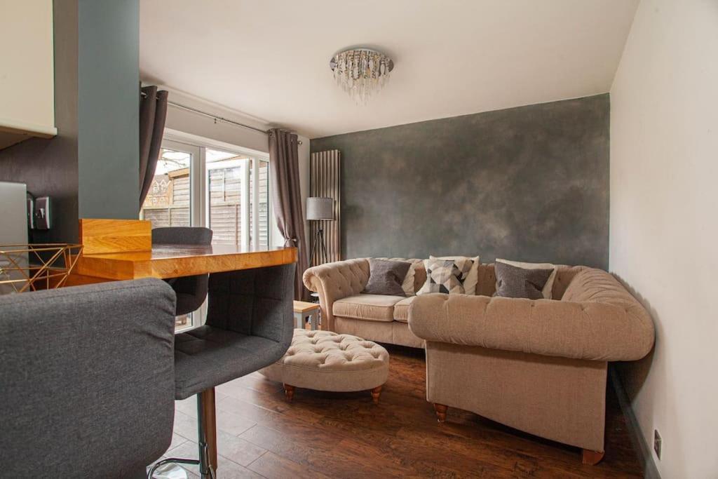 Three Bedroom House, Driveway, Bracknell Centre Extérieur photo