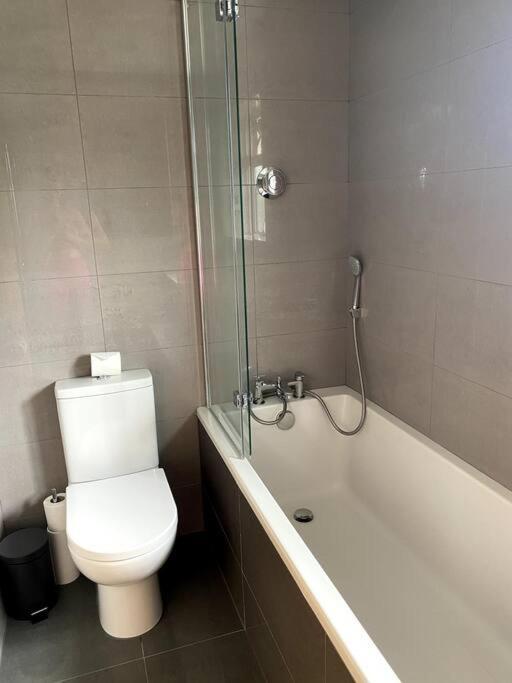 Three Bedroom House, Driveway, Bracknell Centre Extérieur photo