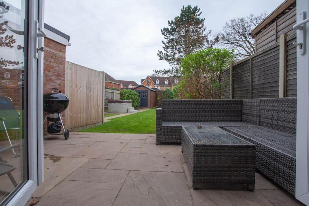 Three Bedroom House, Driveway, Bracknell Centre Extérieur photo